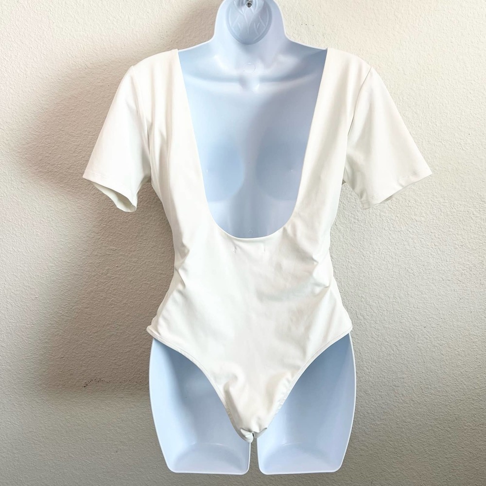 New Vici x Gina Scoop Back Bodysuit Women’s L white Short Sleeve Stretch - Picture 2 of 5